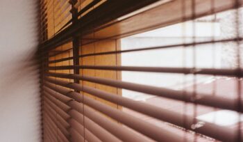 Persianas Verticais ou Horizontais: Qual é a Melhor Opção Para Sua Casa?