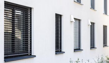 Persianas para áreas externas: como escolher o modelo ideal para varandas e áreas de lazer