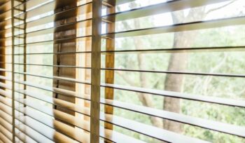 Como escolher persianas que ajudam a reduzir o esforço do ar condicionado